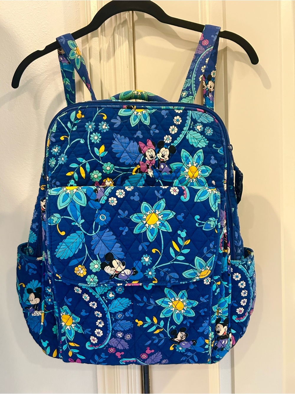 VERA BRADLEY DISNEY MICKEY & MINNIE backpack
Like new!
Used once!